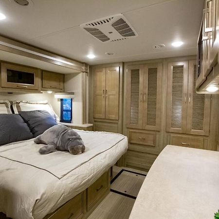 River Safaris, Stationary Class A Motorcoach, Old โฮโมซาสซา ภายนอก รูปภาพ