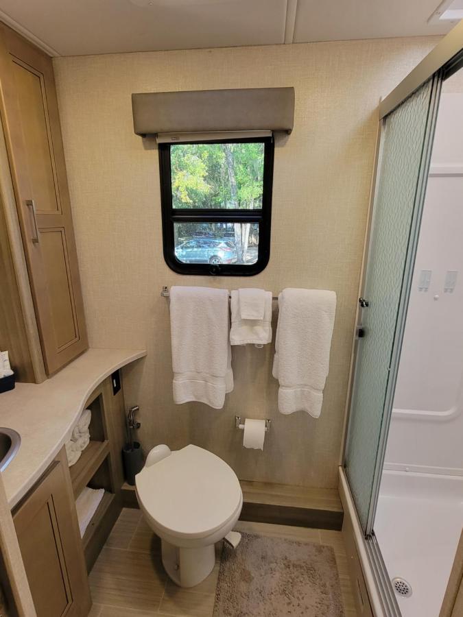 River Safaris, Stationary Class A Motorcoach, Old โฮโมซาสซา ภายนอก รูปภาพ