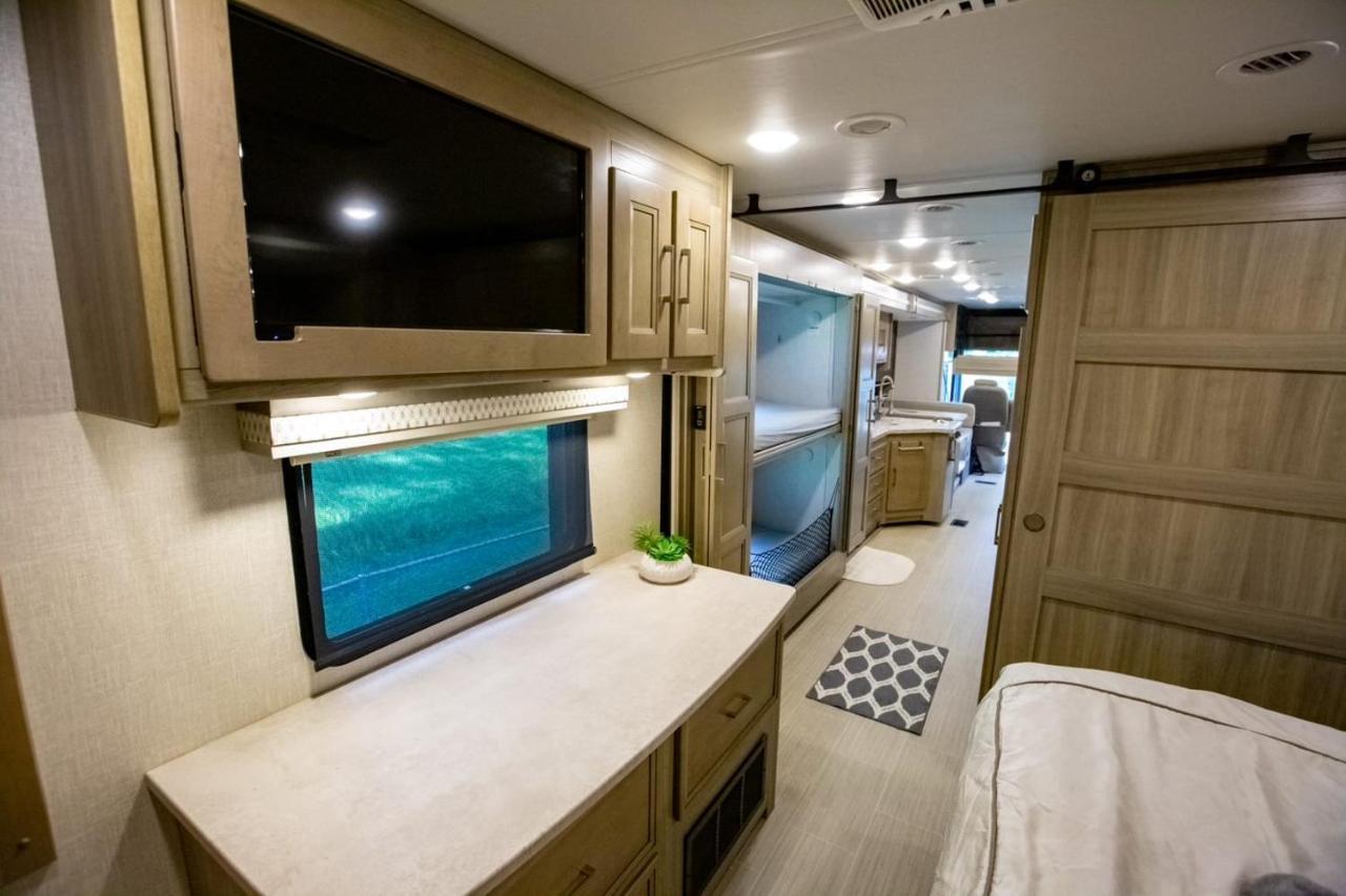 River Safaris, Stationary Class A Motorcoach, Old โฮโมซาสซา ภายนอก รูปภาพ