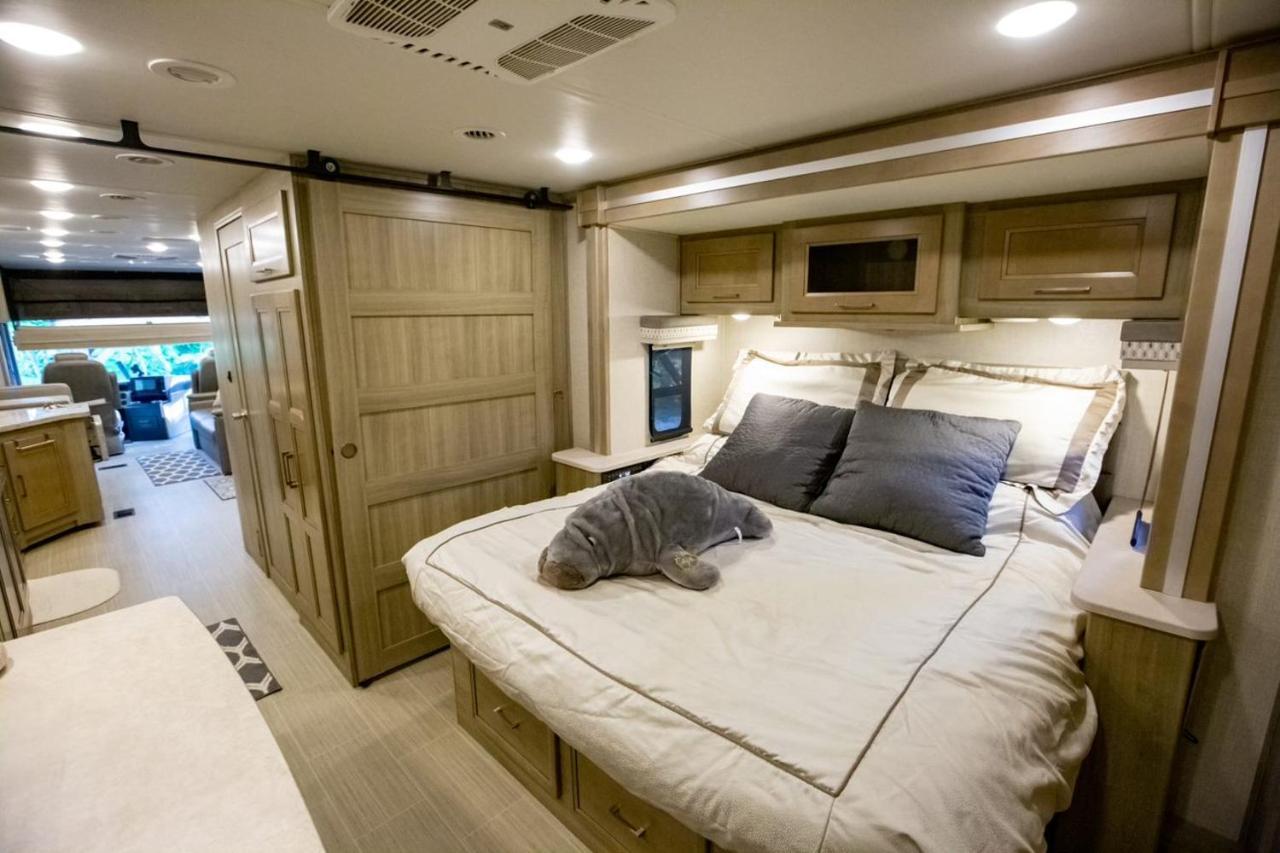 River Safaris, Stationary Class A Motorcoach, Old โฮโมซาสซา ภายนอก รูปภาพ